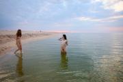 Скриншот №2 для [Nude-in-russia.com] 2021-09-28 Lena W, Katja P - Sunset on the Azov Sea [Exhibitionism] [2700*1800, 60]