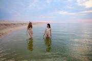 Скриншот №3 для [Nude-in-russia.com] 2021-09-28 Lena W, Katja P - Sunset on the Azov Sea [Exhibitionism] [2700*1800, 60]