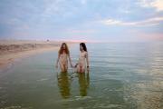 Скриншот №5 для [Nude-in-russia.com] 2021-09-28 Lena W, Katja P - Sunset on the Azov Sea [Exhibitionism] [2700*1800, 60]