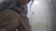 Скриншот №1 для Hidden camera captures girls showering and going to the toilet / Скрытая камера в китайской душевой [uncen] [2020 г., Public, 1080p]
