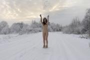 Скриншот №2 для [Nude-in-russia.com] 2021-11-30 Alena M - Winter Russian fantastic nature [Exhibitionism] [2700*1800, 49]