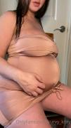 Скриншот №2 для [OnlyFans.com] - Kurvy Kat - 37 Week Pre-preggo Undressing Lotion [2021 г., pregnant, solo, 1080p, WEB-DL]