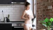 Скриншот №4 для [MetArt.com] 2021-12-12 Berenice - Morning Coffee [Nude, Posing, Solo, Glamour] [1080p, HDRip]