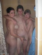 Скриншот №1 для Amateur threesome at shower [Amateur,threesome,shower,Posing] [от 1700*1318 до 2039*1465, 79]