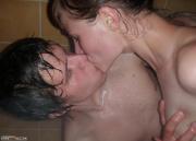 Скриншот №6 для Amateur threesome at shower [Amateur,threesome,shower,Posing] [от 1700*1318 до 2039*1465, 79]