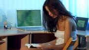 Скриншот №1 для [Stunning18.com] Anoushka E - Sexy Brunette With Socks [29.05.2022, Solo, Masturbation, Russian, 720p, SiteRip]