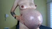 Скриншот №2 для [Manyvids.com] Mila mi - Oiling Up Gigantic Preggo [2021 г., pregnant, solo, 1080p, WEB-DL]