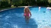 Скриншот №2 для [www.mofos.com / ShesAFreak.com] Ainsley Addison (Pink Pussy by the Pool) [2012, Dildo, Bikini, Shaved, Solo, Blondes, 1080p]
